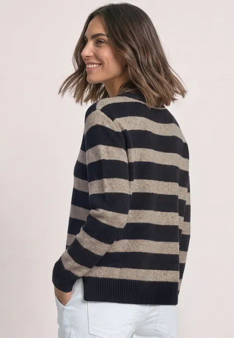 Pullover mit Boat Neck und Streifen indigo night Frau mit schulterlangen Haaren und gestreiftem Pullover, seitlich stehend und lächelnd.