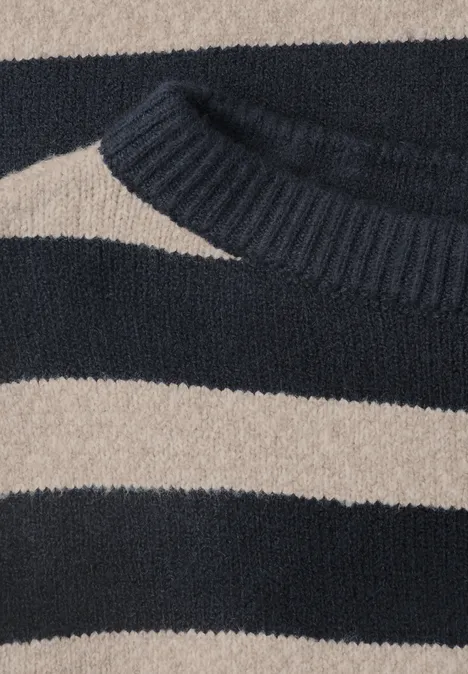 Pullover mit Boat Neck und Streifen indigo night Nahaufnahme eines gestreiften Pullovers in Beige und Dunkelblau mit geripptem Rundhalsausschnitt.