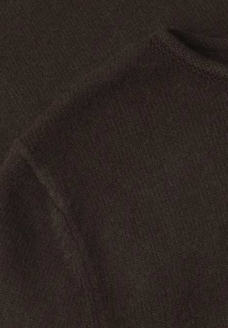 Close-up van een donkerbruine gebreide stof met zichtbare naad.