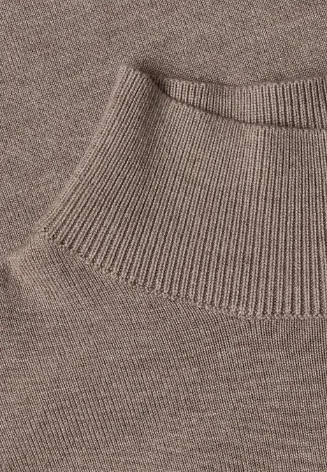 Basic Pullover mit Turtle Neck sanded amber mel. Nahaufnahme eines braunen Strickpullovers mit breitem Rippstrick-Kragen.