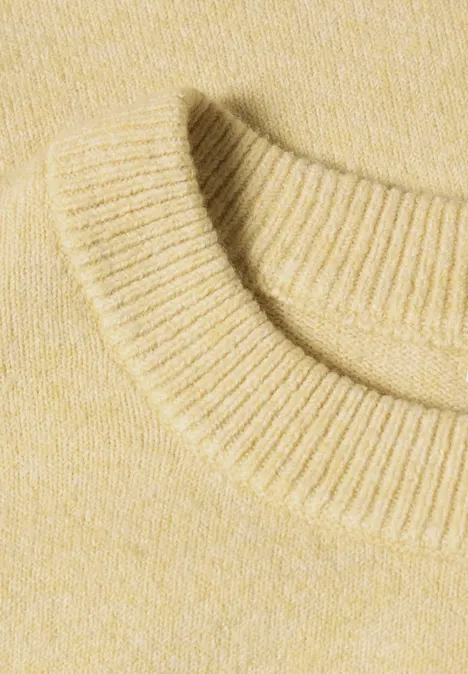 Nahaufnahme eines cremefarbenen Strickpullover-Ausschnitts mit Rundhals