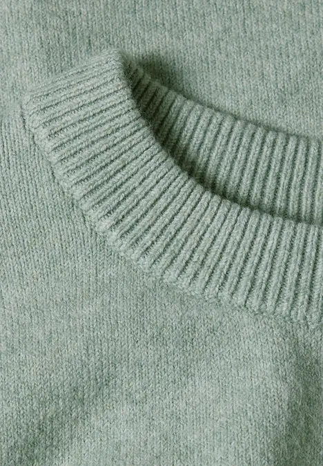 Langarm Pullover mit Rundhals und Raffung eucalyptus green mel. Nahaufnahme eines hellgrünen, fein gestrickten Pullovers mit Rundhalsausschnitt.