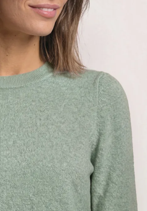 Langarm Pullover mit Rundhals und Raffung eucalyptus green mel. Oberkörper einer Frau in einem hellgrünen Pullover mit Rundhalsausschnitt