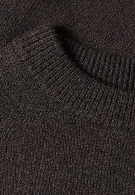 Nahaufnahme eines braunen Strickpullovers mit Rundhalsausschnitt und feinem Maschenbild.