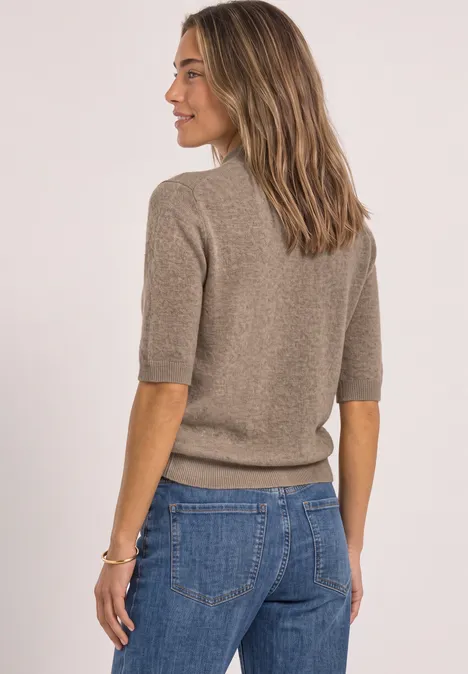 Kurzarm Pullover mit Turtle Neck sanded amber mel. Frau von hinten in taupefarbener Strickjacke mit halblangen Ärmeln und blauen Jeans.