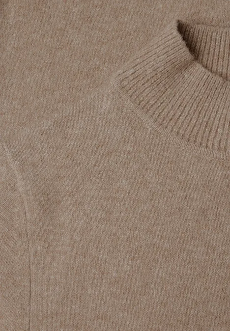 Kurzarm Pullover mit Turtle Neck sanded amber mel. Nahaufnahme eines beigen Strickpullovers mit Rollkragen und feiner Maserung