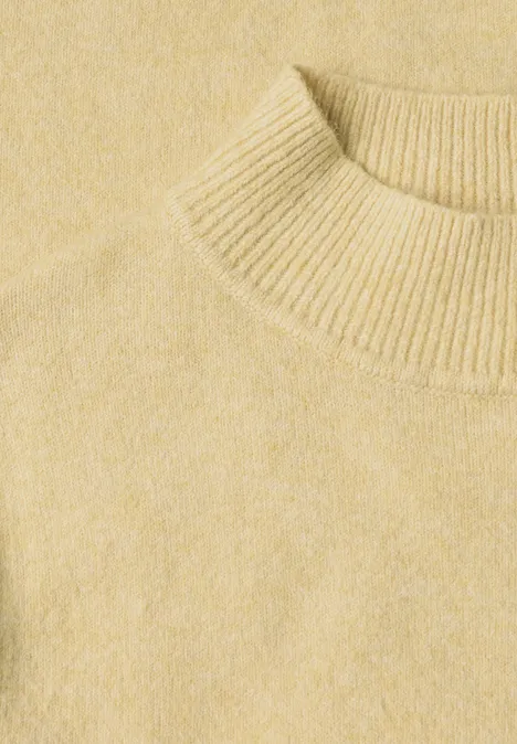 Naheaufnahme eines hellgelben Strickpullovers mit Rundhalsausschnitt.