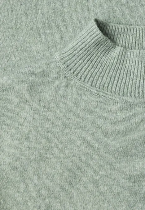 Hellgrüner, fein gestrickter Pullover mit Rundhals und Rippenstrickkragen.