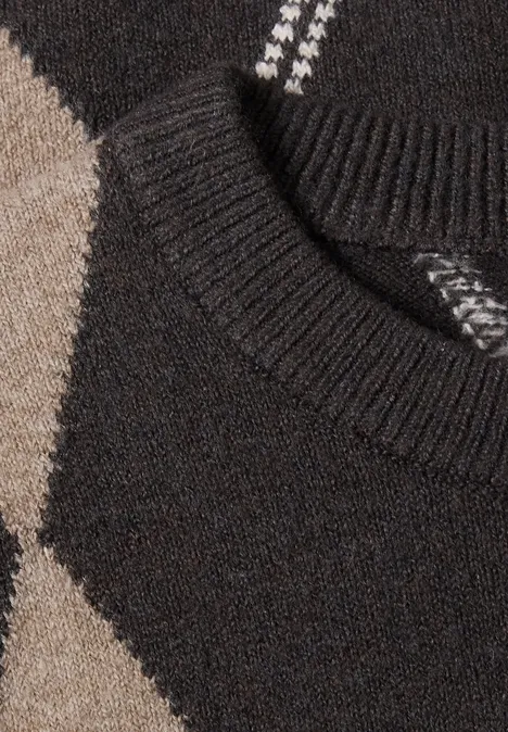 Bezrękawnik z okrągłym dekoltem i wzorem argyle sanded amber mel. Zbliżenie na gruby sweter z wzorem rombów w czarnym i beżowym kolorze.