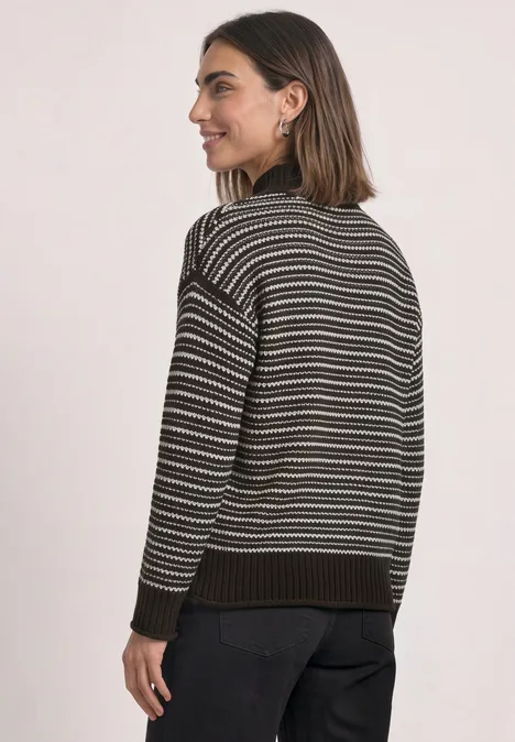 Pullover mit Turtle Neck und Streifenmuster black coffee Eine Frau mit kurzem Haar trägt einen gestreiften Pullover und blickt über die Schulter mit leichtem Lächeln.