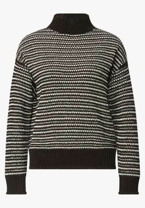 Pullover mit Turtle Neck und Streifenmuster black coffee Schwarzer Pullover mit weißem Zickzackmuster, hohem Kragen und gerippten Bündchen.