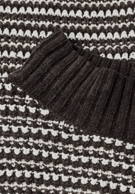 Pullover mit Turtle Neck und Streifenmuster black coffee Nahaufnahme eines schwarz-weißen Strickpullovers mit Rippbündchen und strukturiertem Muster.