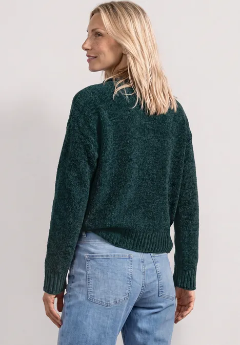 Chenille-Pullover mit U-Boot-Ausschnitt shadow teal Eine Frau mit blondem Haar trägt einen dunkelgrünen Pullover und Jeans, Rückansicht mit seitlichem Blick.