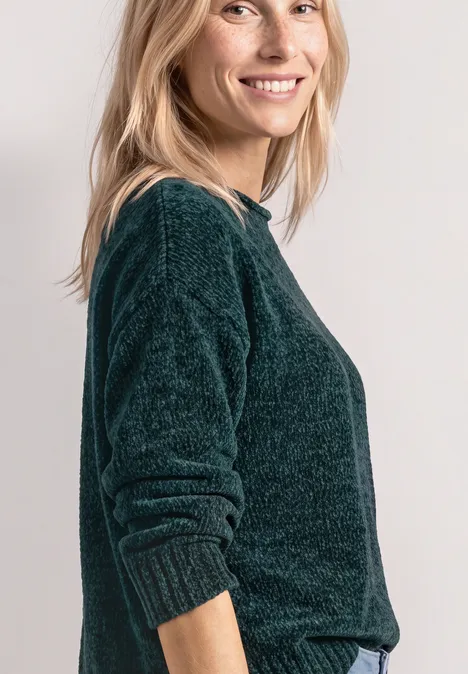 Chenille-Pullover mit U-Boot-Ausschnitt shadow teal Porträt einer lächelnden Frau mit hellem Haar und kuscheligem dunkelgrünem Pullover vor neutralem Hintergrund.