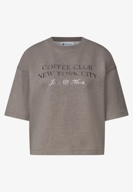 Gekürztes taupefarbenes T-Shirt mit „COFFEE CLUB NEW YORK CITY – It's a Vibe“-Aufdruck.