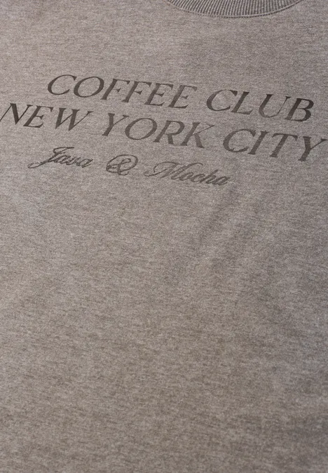 Graues T-Shirt mit Aufdruck 'COFFEE CLUB NEW YORK CITY' und kleiner Schrift darunter.