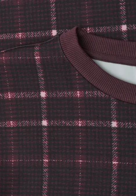 Dunkelroter Pullover mit rundem Ausschnitt und kariertem Muster in Pink und Schwarz.