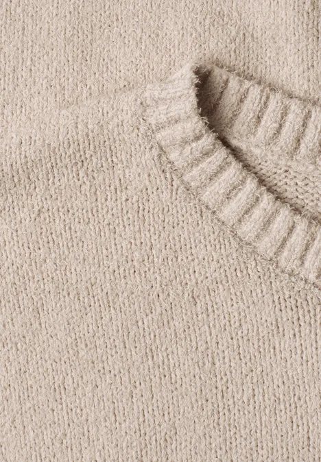 Mouwloze trui met ronde hals light sepia sand Nahaufnahme eines beige gestrickten Pullovers mit geripptem Kragen