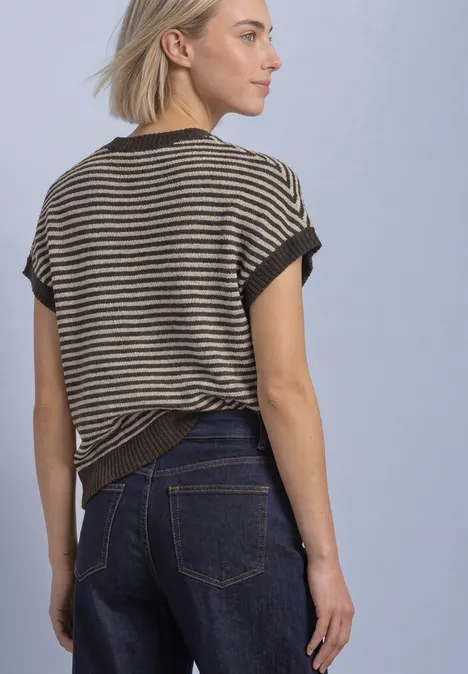 Ärmelloser Pullover mit Rundhals black coffee Frau von hinten in gestreiftem Kurzarm-Pullover und dunklen Jeans vor hellgrauem Hintergrund.