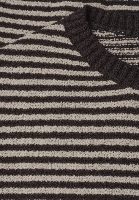 Ärmelloser Pullover mit Rundhals black coffee Nahaufnahme eines schwarz-grauen, gestreiften Strickpullovers mit Rundhalsausschnitt.