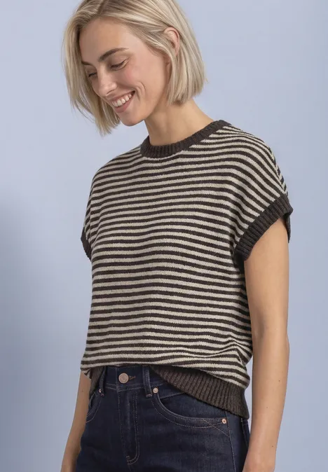 Ärmelloser Pullover mit Rundhals black coffee Eine blonde Frau lächelt in einem gestreiften Kurzarmshirt und Jeans vor hellem Hintergrund.