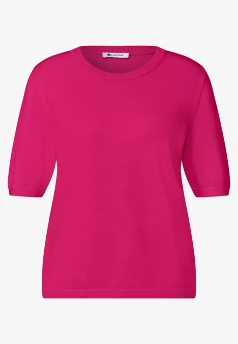 Roze shirt met korte mouwen en ronde hals.