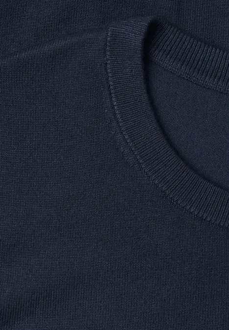 T-shirt met korte mouwen en ronde hals in effen kleur darkest blue Detailfoto van een marineblauwe ronde hals in fijn gebreide stof.