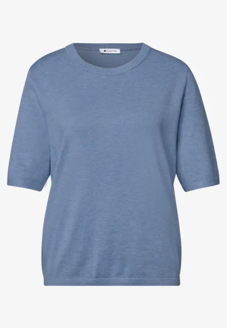 Een lichtblauw T-shirt met korte mouwen en ronde hals.
