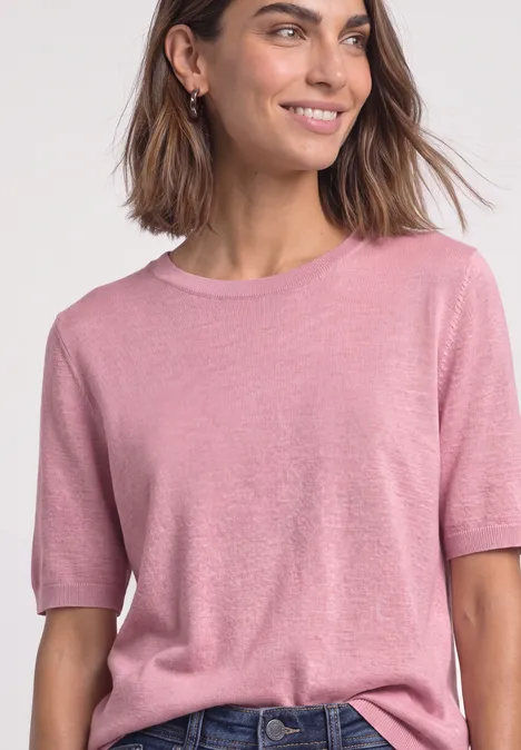 Vrouw in roze shirt met korte mouwen lacht