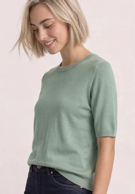 T-shirt met korte mouwen en ronde hals in effen kleur eucalyptus green Glimlachende blonde vrouw met kort haar, groen T-shirt met korte mouwen en spijkerbroek.