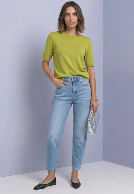 T-shirt met korte mouwen en ronde hals in effen kleur apple lime Vrouw in groen T-shirt en blauwe spijkerbroek, met zilveren clutch en zwarte ballerina's.