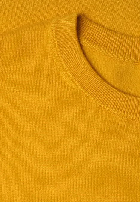 T-shirt met korte mouwen en ronde hals in effen kleur saffron yellow Close-up van een mosterdgeel gebreide trui met ronde hals.