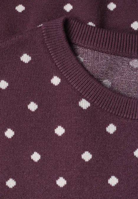 Trui met korte mouwen, ronde hals en patroon rustic rouge Close-up van een paarse trui met witte stippen.