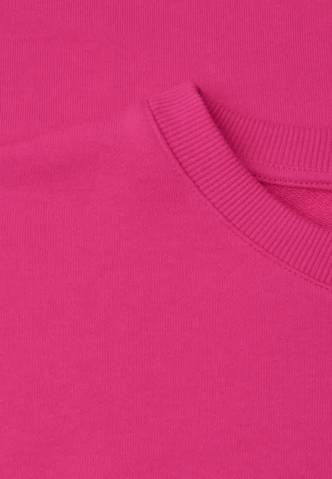 Sweatshirt met korte mouwen en ronde hals magenta dream Nahaufnahme eines pinkfarbenen T-Shirts mit Rundhalsausschnitt.