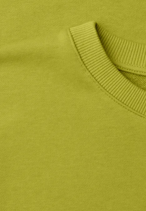 Sweatshirt met korte mouwen en ronde hals apple lime Nahaufnahme eines hellgrünen Rundhalsausschnitts eines Shirts oder Pullovers.
