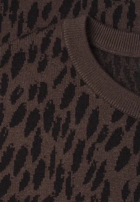 Jacquardtrui met ronde hals en luipaardprint molten earth Bruine trui met zwarte luipaardprint, close-up van de ronde hals.