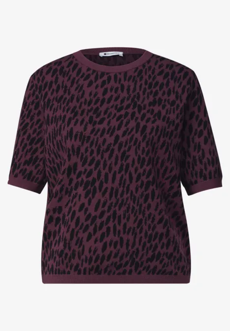 Kurzärmeliger, himbeerfarbener Pullover mit unregelmäßigem schwarzen Animalprint.