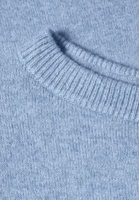 Pull à manches longues et col bateau northern blue mel. Gros plan d’un pull en maille bleu clair à col rond