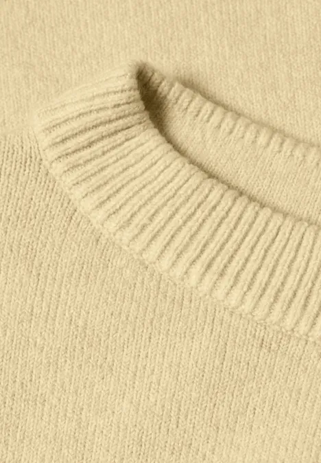 Pull à manches longues et col bateau sunbeam yellow mel. Gros plan sur le col d’un pull en maille beige doux.