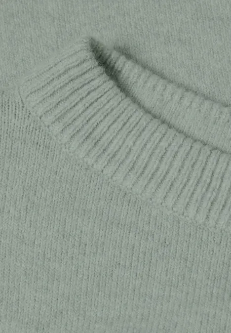 Pull à manches longues et encolure bateau eucalyptus green mel. Gros plan d'un pull en maille vert pâle/gris clair avec col rond côtelé.