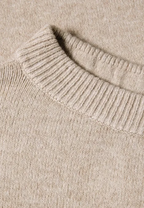 Pull à manches longues et col bateau clay sand mel. Gros plan d'un pull en maille beige avec col rond côtelé.