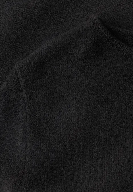 Pullover mit Boat Neck und Rollkanten Black Nahaufnahme eines schwarzen Fleece-Stoffs mit sichtbarer Naht und Tasche.