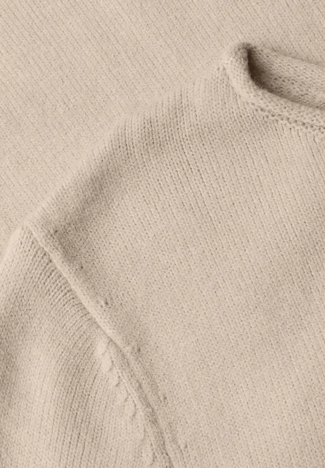 Pullover mit Boat Neck und Rollkanten clay sand mel. Nahaufnahme eines hellbeigen Strickpullovers mit Schulternaht