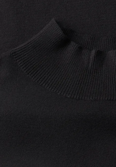 Eenvoudige trui met col Black Close-up van een zwarte trui met geribde col