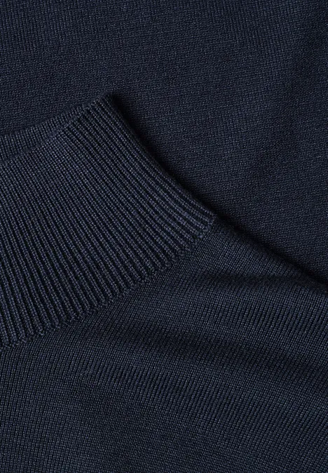 Basic Pullover mit Turtle Neck darkest blue Nahaufnahme eines dunkelblauen Strickstoffs mit gerippter Kante.