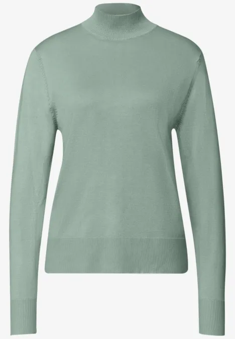 Basic Pullover mit Turtle Neck eucalyptus green Ein einfarbiger, hellgrüner Rollkragenpullover mit langen Ärmeln.