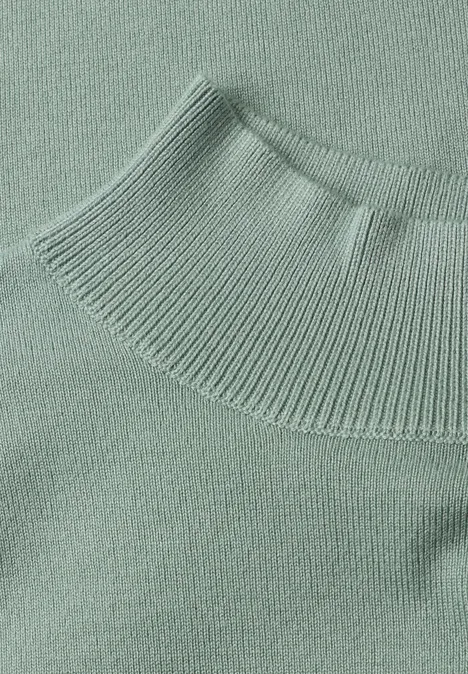 Basic Pullover mit Turtle Neck eucalyptus green Nahaufnahme eines hellgrünen Strickpullover-Kragens.