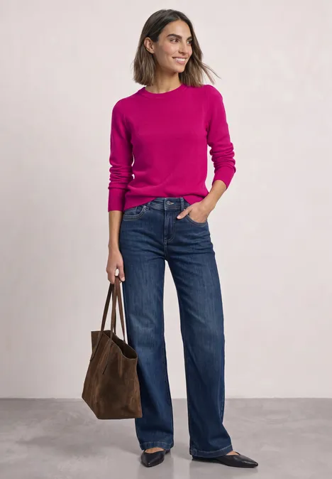 Langarm Pullover mit Rundhals und Raffung magenta dream Frau in pinkem Pullover und weiten Jeans trägt braune Tasche.