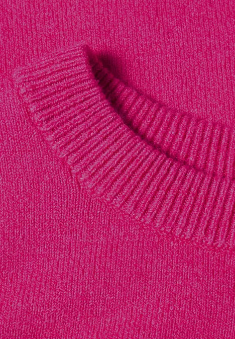 Langarm Pullover mit Rundhals und Raffung magenta dream Nahaufnahme eines pinken Strickpullovers mit einem gerippten Rundhalsausschnitt