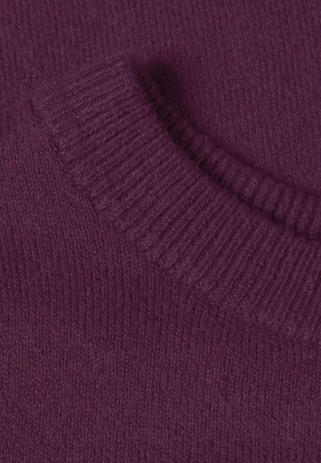 Nahaufnahme eines violetten Strickpullovers mit Rundhalsausschnitt.